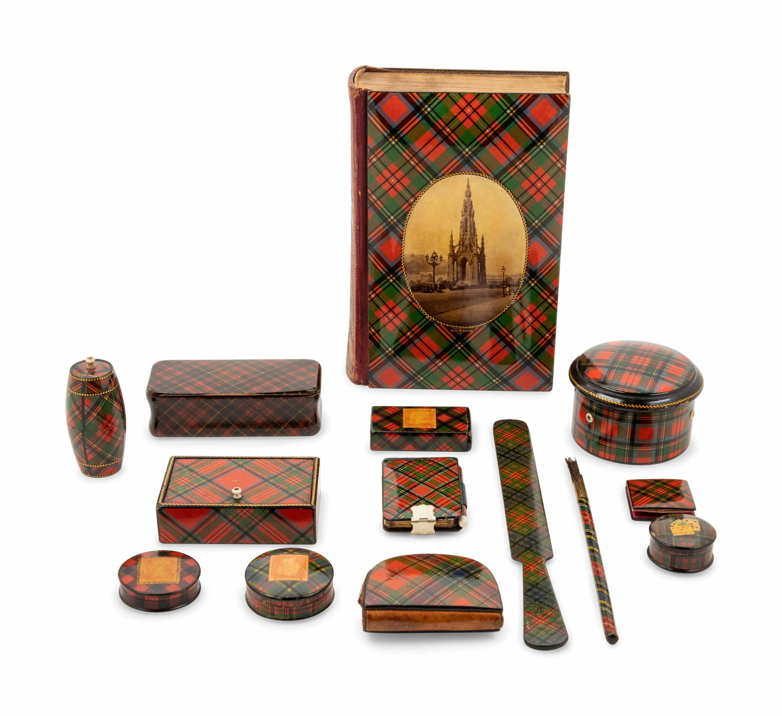 A Group of Tartanware Articles : A Group of Tartanware Articles comprising a snuff box, a stamp box, a two-compartment stamp box, a stamp folder, a coin purse, a game counter box with four original counters, two pill boxes, a 
