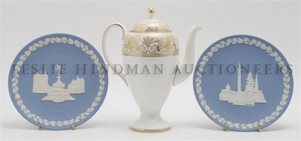 A Collection of Seventeen Wedgwood Jasperware Christmas: A Collection of Seventeen Wedgwood Jasperware Christmas Plates, comprising 1969-1977 and 1979-1986, together with a Wedgwood coffee pot in the Gold Florentine pattern. Diameter of each plate 8 inches.