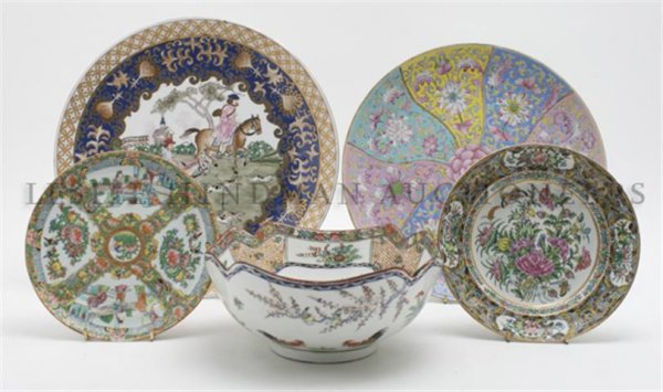 Three Chinese Rose Medallion Articles, Diameter of larg: Three Chinese Rose Medallion Articles, comprising two bowls and a plate, together with a shaped bowl decorated with roosters, a plate with an exterior scene and two chargers, one with foliate decorati