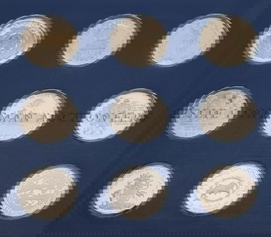 A Collection of Franklin Mint Bronze Medals, Diame: A Collection of Franklin Mint Bronze Medals, comprising a complete 1973 commemorative proof set in an album (35 medals) and an incomplete set of the History of the United States series (143 medals). D