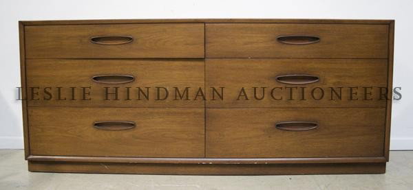 A Henredon Long Chest of Drawers, Height 28 1/4 inc: A Henredon Long Chest of Drawers, of rectangular form, set with two drawers over six drawers raised on a plinth base. Height 28 1/4 inches.