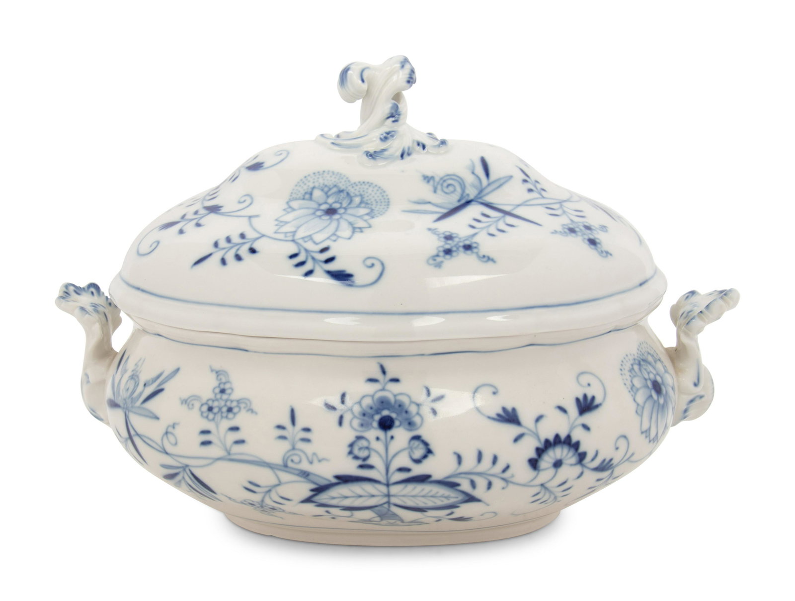 A Meissen Blue Onion Porcelain Tureen: A Meissen Blue Onion Porcelain Tureen bearing crossed swords with two incised cancellation lines, Germany and another mark in underglaze blue to the underside, further impressed 440 and 16 to the unde