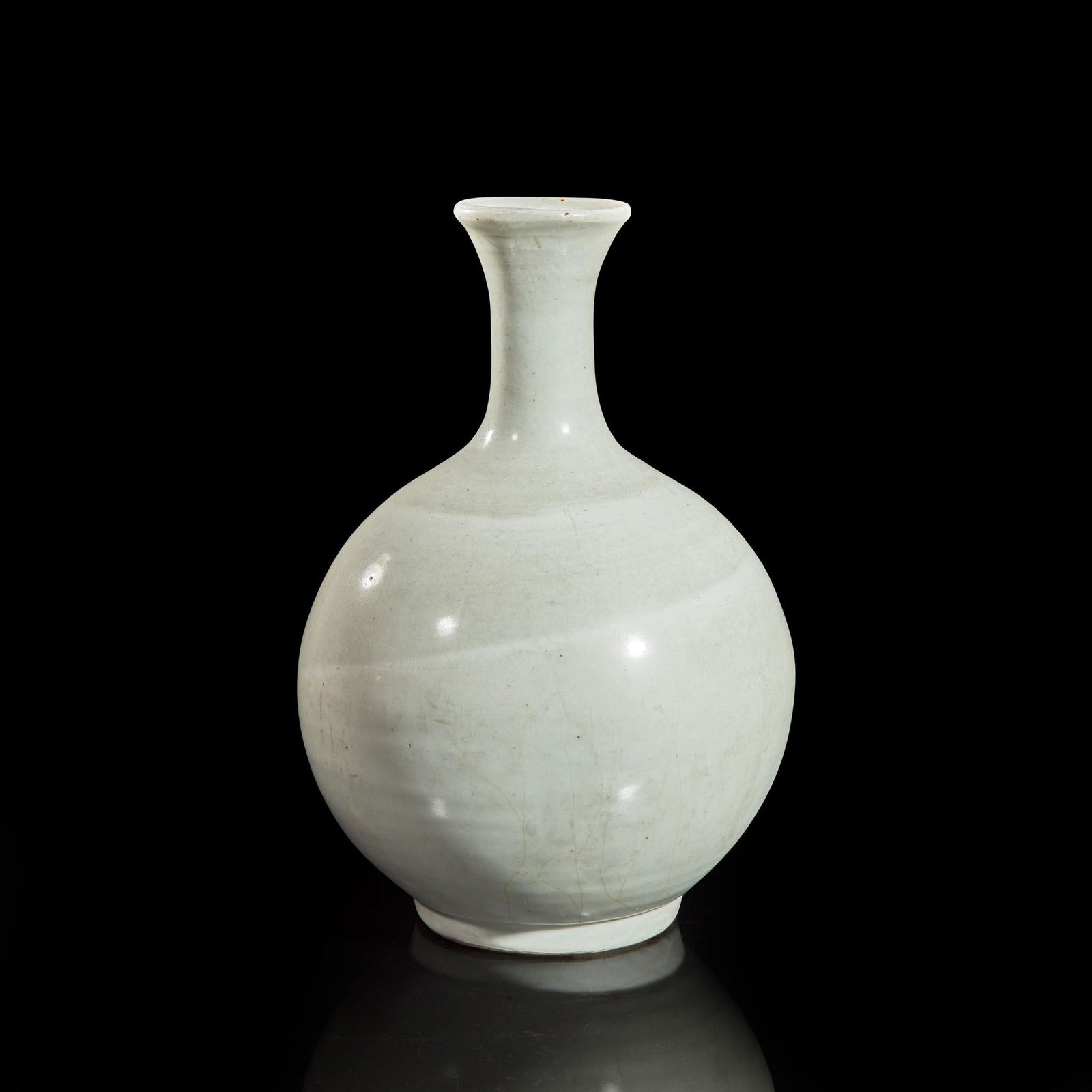 A Korean white-glazed porcelain bottle vase 朝鮮白瓷瓶 Joseon dynasty (1 of 3)