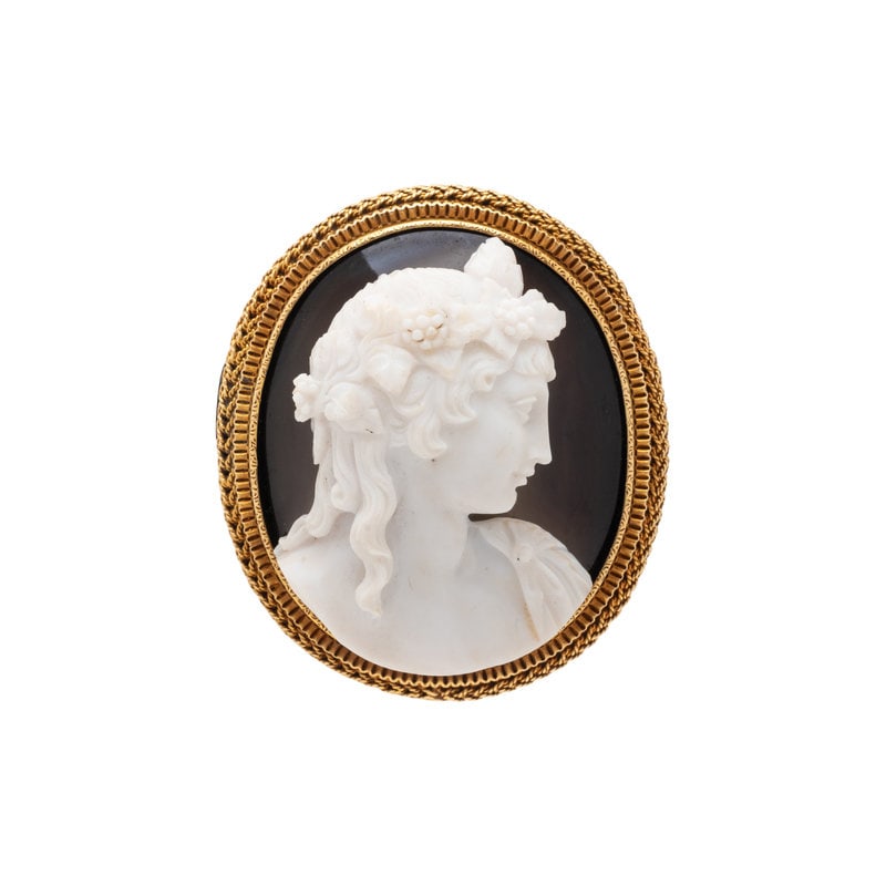 YELLOW GOLD AND AGATE CAMEO BROOCH (1 of 2)