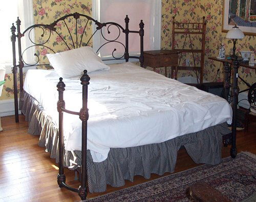 VICTORIAN STYLE METAL BED 20th c. of ope: VICTORIAN STYLE METAL BED 20th c. of open wire work frame w: 59 in., l: approximately 86 in.