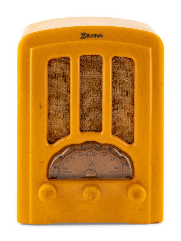 An Emerson AU190 Cathedral Radio (1 of 4)