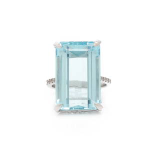 AQUAMARINE AND DIAMOND RING: AQUAMARINE AND DIAMOND RING Rectangular cut aquamarine measuring approximately 20.65 x 13.40 x 9.90 mm with round brilliant cut diamonds. White gold. Ring size 6 1/2. Stamp: 750 AQUA CT22.77ct.