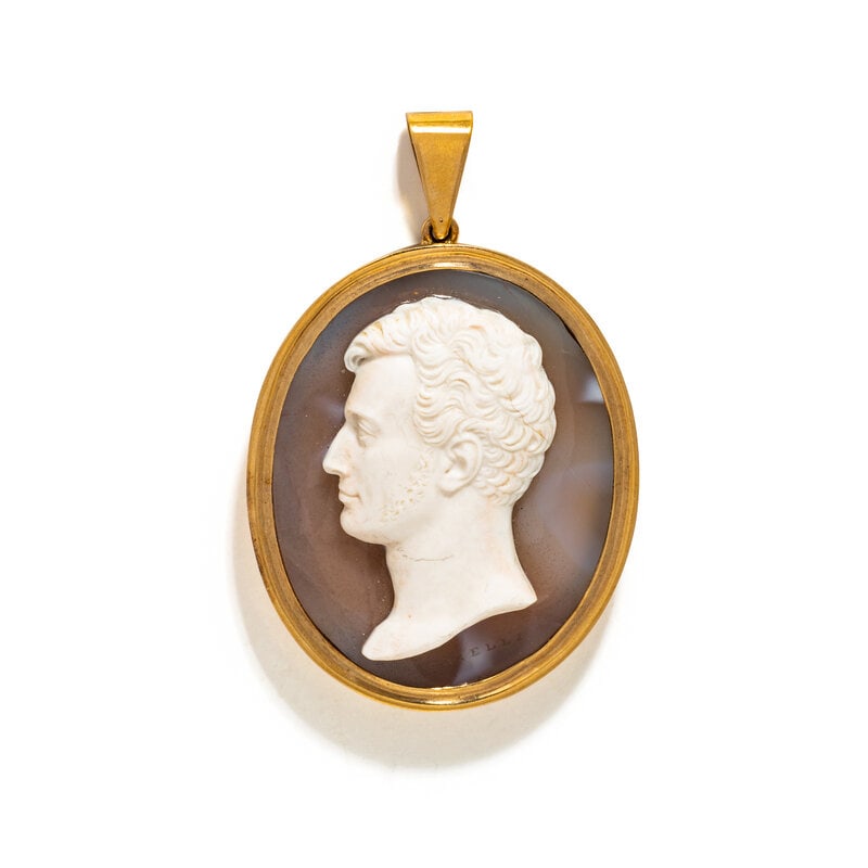 YELLOW GOLD AND AGATE CAMEO PENDANT (1 of 2)