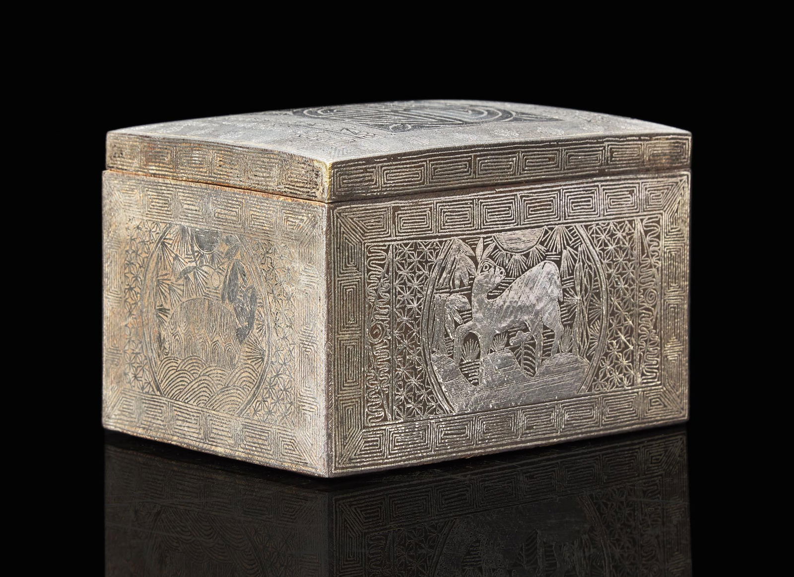 A Korean silver-inlaid iron box, Joseon dynasty 嵌銀鐵盒 朝鮮 (1 of 4)