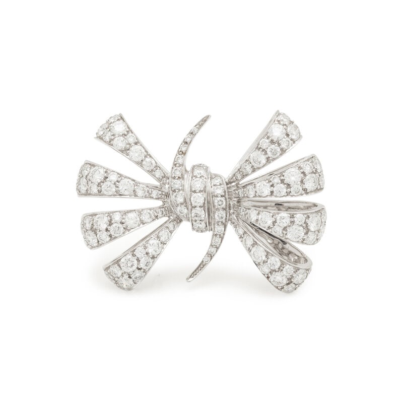 STEPHEN WEBSTER, WHITE GOLD AND DIAMOND 'FORGET ME KNOT' RING: STEPHEN WEBSTER, WHITE GOLD AND DIAMOND 'FORGET ME KNOT' RING Round brilliant cut diamonds weighing approximately 3.00 carats total. 18 karat white gold. Ring size 6. Stamp: 767 750 (maker's marks). G