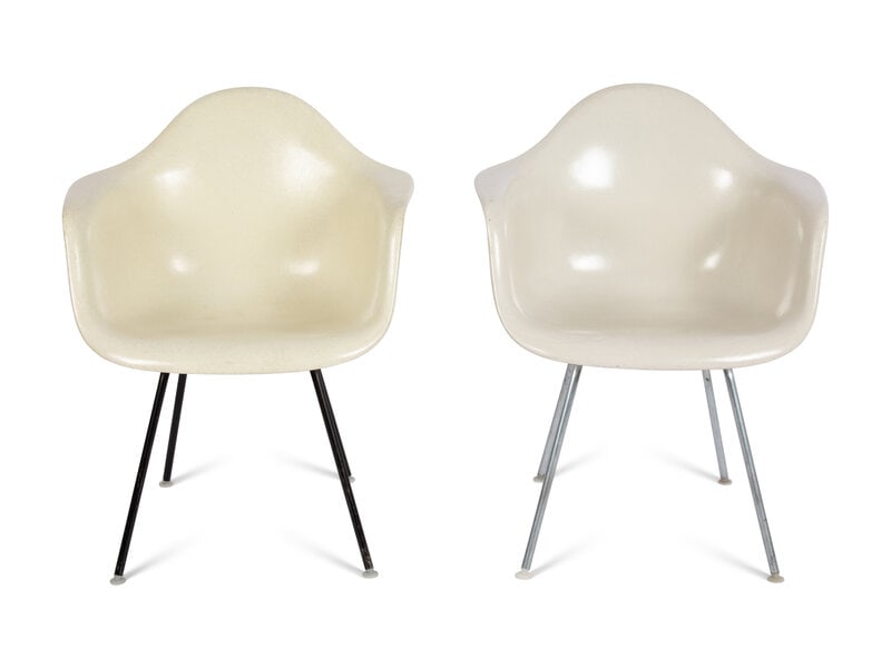 A Pair of Herman Miller DAX Chairs : A Pair of Herman Miller DAX Chairs Height 31 x width 25 x depth 23 inches. This lot is located in Denver.