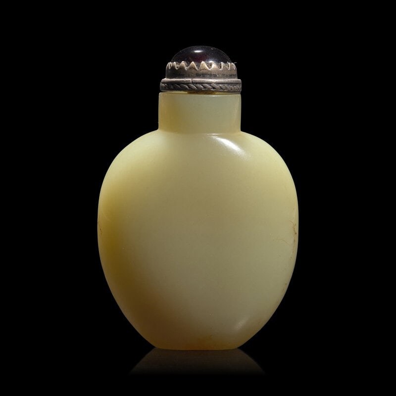 A Chinese Yellowish Celadon Jade Snuff Bottle, 18th/19th century (1 of 2)