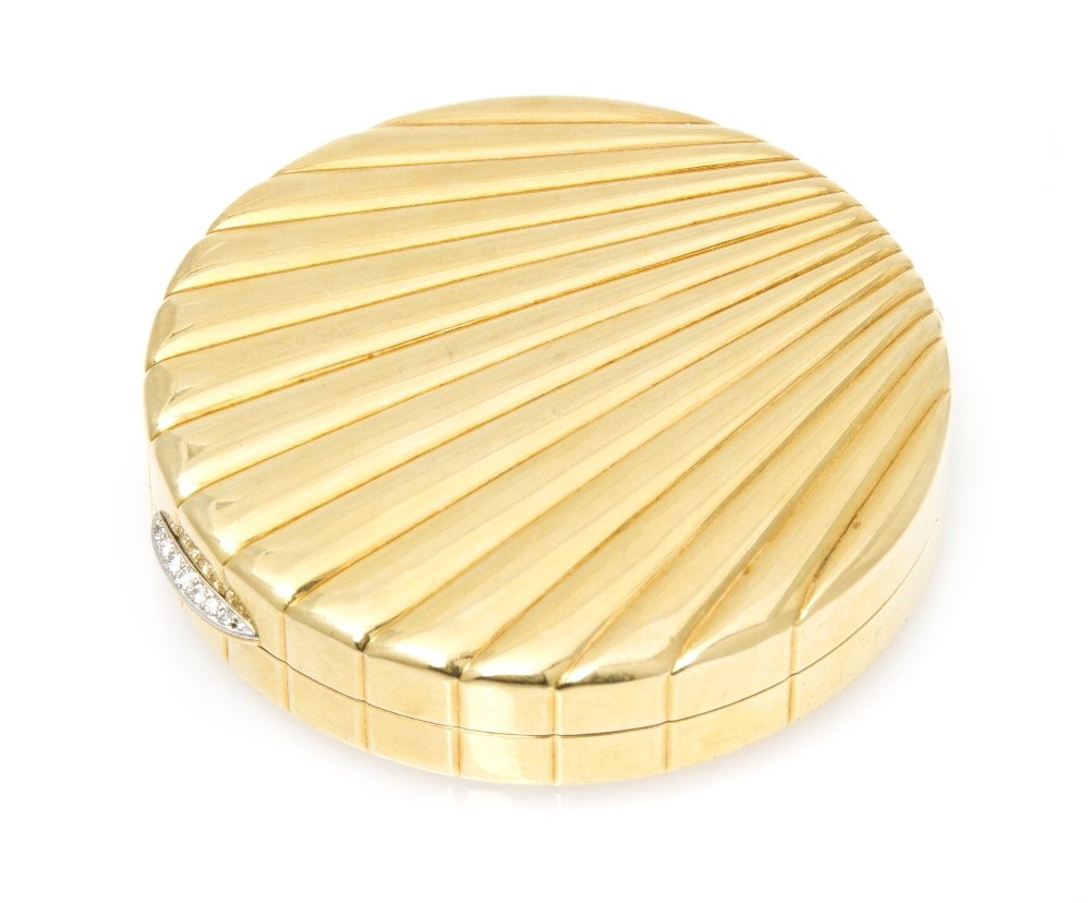 An 18 Karat Yellow Gold Compact, Van Cleef & Arpel: An 18 Karat Yellow Gold Compact, Van Cleef & Arpels, in a polished, scalloped circular design, containing five round brilliant cut diamonds and two single cut diamonds. Stamp: VAN CLEEF & ARPELS NY 25