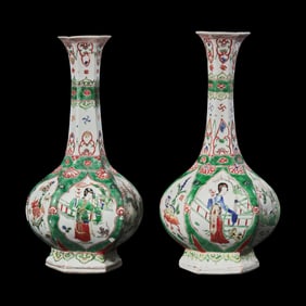 An Associated Pair of Chinese Famille Verte Porcelain Bottle Vases, Kangxi Period 清康