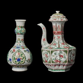 A Chinese Export Famille Verte Porcelain Covered Ewer and a Guglet Vase, Kangxi Period 清