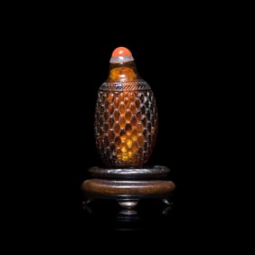 A Miniature Chinese Amber 'Basket Weave' Snuff Bottle, 19th Century 清晚期 琥