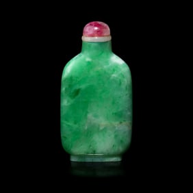 A Chinese Apple Green Jadeite Snuff Bottle, 19th-Early 20th Century 清末-民國