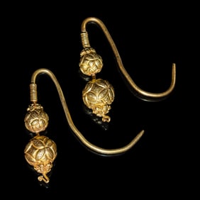 A Pair of Chinese Gold 'Brocade Balls' Earrings, Erhuan, Yuan-Ming Dynasty 明 金繡