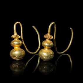 A Pair of Chinese Gold 'Double-Gourd' Earrings, Erhuan, Ming Dynasty 明 金葫
