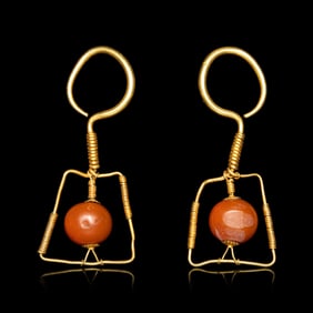 A Pair of Chinese Agate and Gold 'Pipa' Earrings, Erhuan, Ming Dynasty 明 金鑲