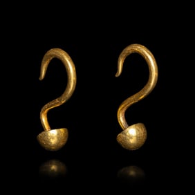 A Pair of Chinese Gold 'Clove' Earrings, Erhuan, Ming Dynasty 明 "周南記