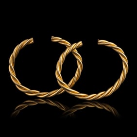 A Pair of Chinese Twisted Gold Bracelets, Qianzhuo, 19th Century or Later 清或更