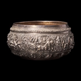 A Large Burmese Repousse Silver Offering Bowl, Late 19th-Early 20th Century 十九/二