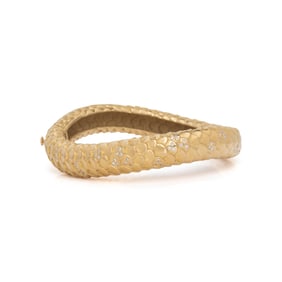 ANGELA CUMMINGS, YELLOW GOLD AND DIAMOND BANGLE BRACELET