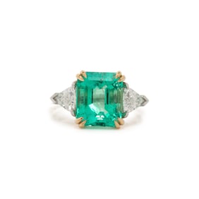 COLOMBIAN EMERALD AND DIAMOND RING