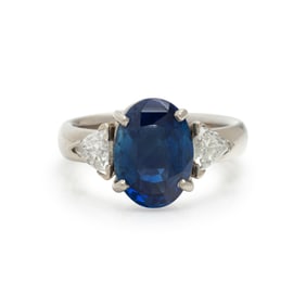 SAPPHIRE AND DIAMOND RING