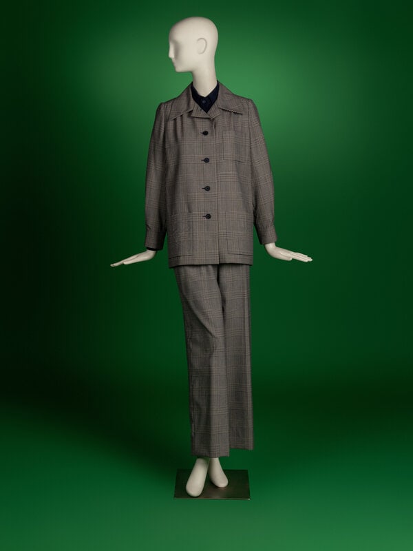 Christian Dior, Haute Couture Ensemble : Christian Dior, Haute Couture Ensemble THE FIRST (jacket) Boxy shirt-jacket in lightweight glen check plaid wool. Convertible pointed collar. Full length sleeves with buttoned shirt cuffs