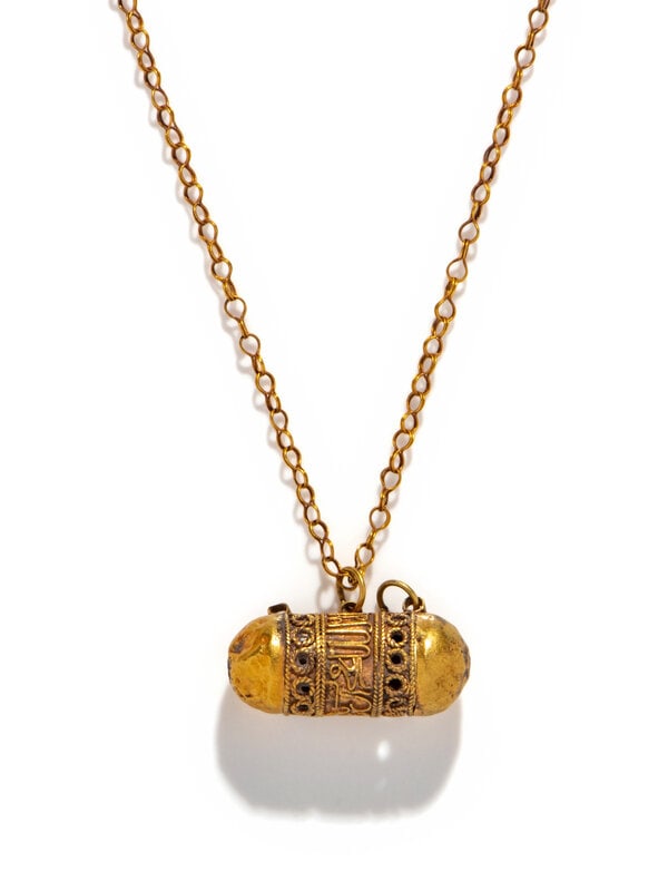 An Islamic Gold Necklace with a Capsule Pendant (1 of 2)