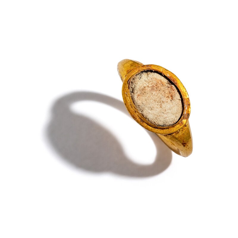 A Roman Gold and Glass Paste Finger Ring (1 of 3)