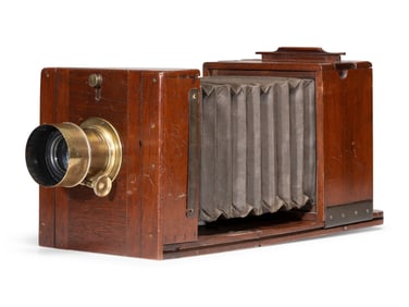 [EARLY PHOTOGRAPHY]. Daguerreotype / wet plate tailboard transitional camera. English, ca 1855.