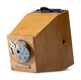 [EARLY PHOTOGRAPHY]. Truncated polished wood box camera. Le Touriste, Paris.