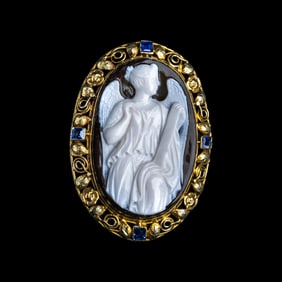 A Neoclassical Gold and Agate Cameo Brooch with Nike