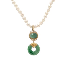 CULTURED PEARL NECKLACE WITH JADEITE PENDANT