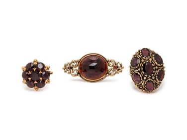 COLLECTION OF YELLOW GOLD AND GARNET JEWELRY