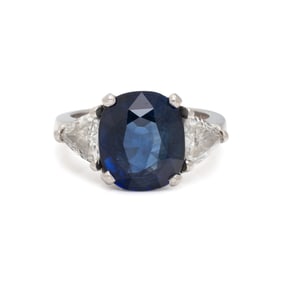 SAPPHIRE AND DIAMOND RING
