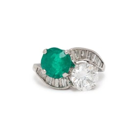 DIAMOND AND COLOMBIAN EMERALD 'TOI ET MOI' RING