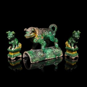 A Chinese Sancai Glazed 'Lion' Roof Tile and a Pair of Figures of Lions, Ming Dynasty 明 ŀ