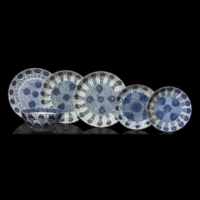 A Chinese Export Blue and White Porcelain "Asters" Bowl and Five Dishes, Kangxi Period and Later 