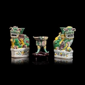 A Pair of Small Famille Verte 'Buddhist Lions' Vases and a Libation Cup, Kangxi Period 清ò