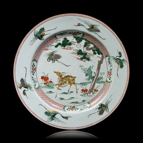 A Chinese Famille Verte 'Deer and Crane' Charger, Kangxi Period 清康熙 五&#