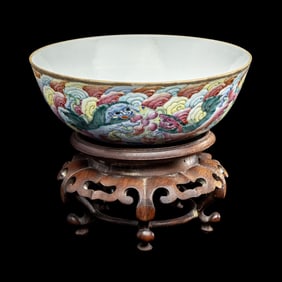 A Chinese Famille Rose Porcelain 'Fu Lion' Bowl, Tongzhi Period 清同治 粉