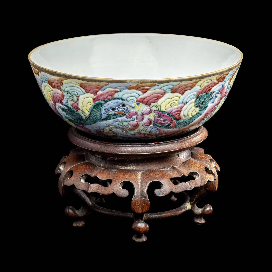 A Chinese Famille Rose Porcelain 'Fu Lion' Bowl, Tongzhi Period 清同治 粉\u0002