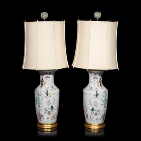 A Pair of Chinese Famille Rose Porcelain 'Hundred Antiques' Vases, 19th Century 清晚