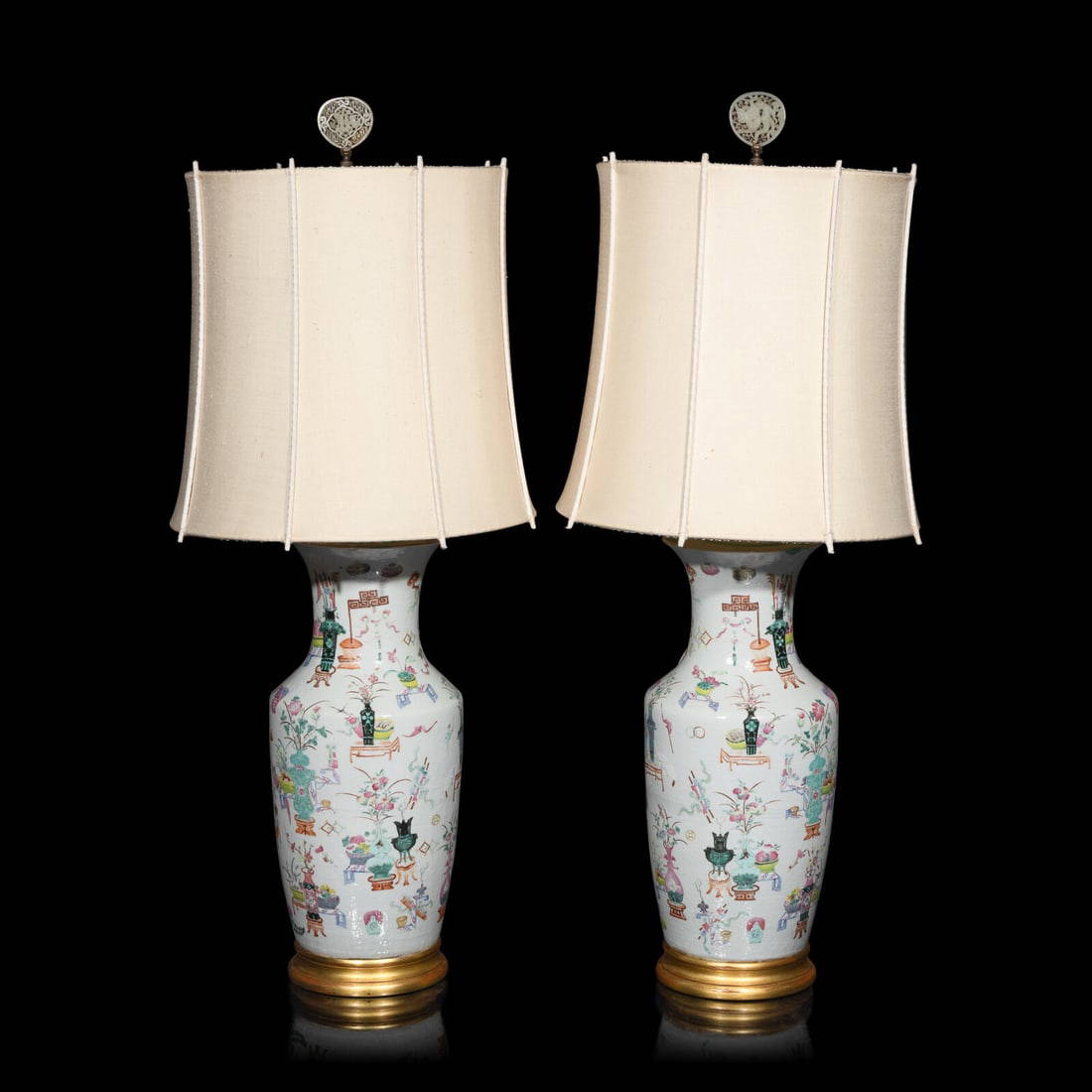 A Pair of Chinese Famille Rose Porcelain 'Hundred Antiques' Vases, 19th Century 清晚\u001a