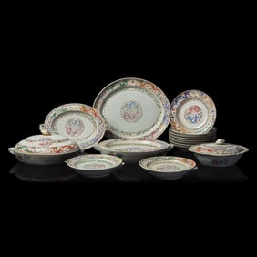 A Chinese Export "Dragons" Part Table Service, 19th Century 外銷粉彩龍