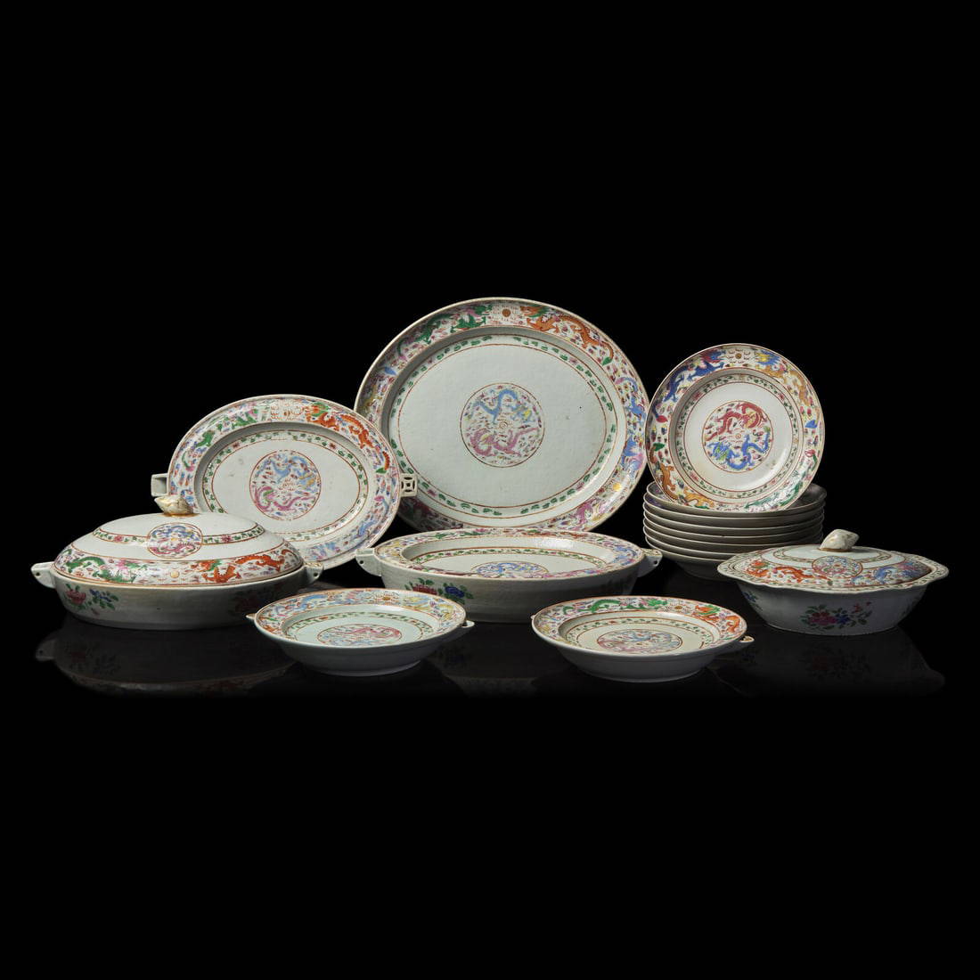 A Chinese Export \"Dragons\" Part Table Service, 19th Century 外銷粉彩龍